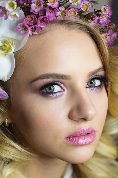Портрет красивой девушки в весенних цветах — стоковое фото