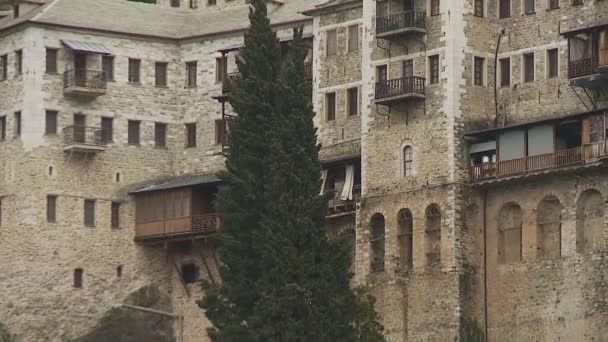 Середньовічний монастир в середземноморських горах — стокове відео