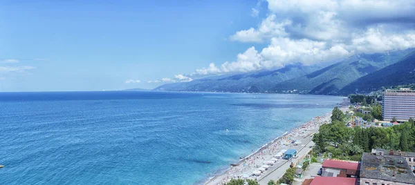 Abchazië bergen en strand — Stockfoto