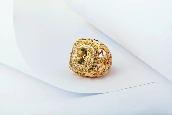 Ženský Zlatý Prsten Drahými Kameny Bílém Pozadí — Stock fotografie