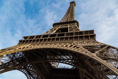 --Dan dip Paris tour Eiffel