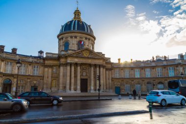 Paris Fransa Enstitüsü Resim arka tarafta arabalarla ışık