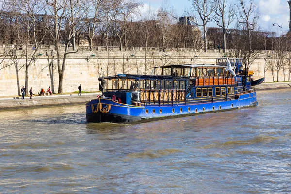 파리의 세 느 강에 파란 배 — 스톡 사진