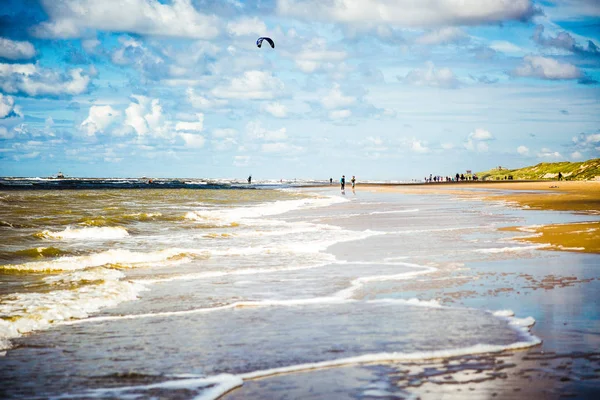 Linii brzegowej plaży Holland zachmurzony — Zdjęcie stockowe