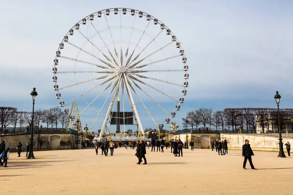 Ludzie chodzą w ogrodzie Tuileries w Paryżu Obrazek Stockowy