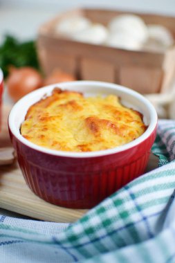 Güveç et ve mantar ile