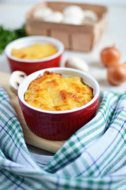 Güveç et ve mantar ile