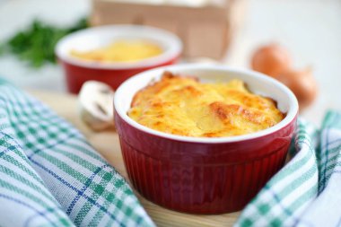 Güveç et ve mantar ile