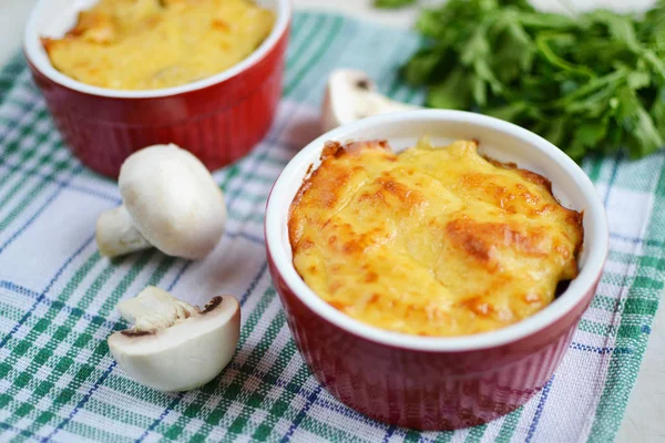 Casserole avec viande et champignons — Photo