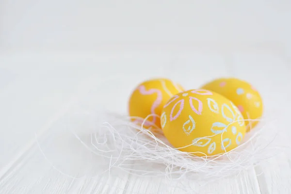 Pastel renklerle boyanmış Paskalya yumurtaları.