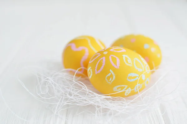 Pastel renklerle boyanmış Paskalya yumurtaları.