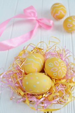 Pastel renklerle boyanmış Paskalya yumurtaları.