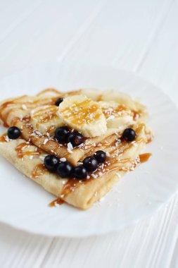 Çilek ve muz üzerinde beyaz bir arka plan ile Pancakes