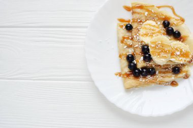 Çilek ve muz üzerinde beyaz bir arka plan ile Pancakes