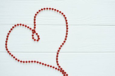 Boncuk beyaz zemin üzerine kırmızı kalp