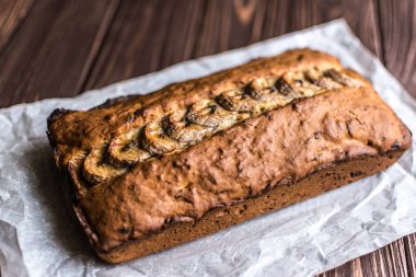 Ahşap arka plan üzerinde ev yapımı muz pasta
