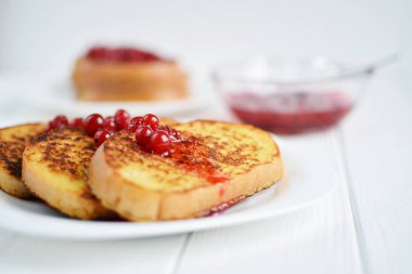 Ev yapımı ekmek tost berry ile reçel beyaz bir arka plan üzerinde