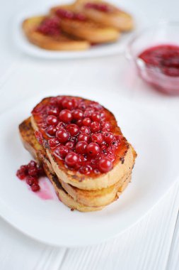 Ev yapımı ekmek tost berry ile reçel beyaz bir arka plan üzerinde
