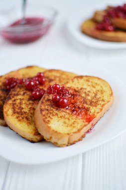 Ev yapımı ekmek tost berry ile reçel beyaz bir arka plan üzerinde