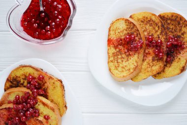 Ev yapımı ekmek tost berry ile reçel beyaz bir arka plan üzerinde