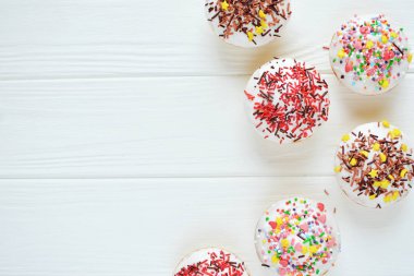 Beyaz krem ve beyaz arka plan üzerinde ile cupcakes