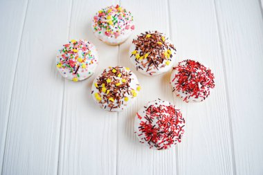 Beyaz krem ve beyaz arka plan üzerinde ile cupcakes