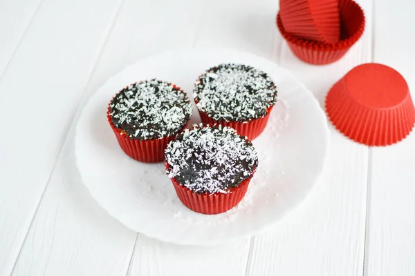 Çikolata sır ve Hindistan cevizi ile ev yapımı cupcakes