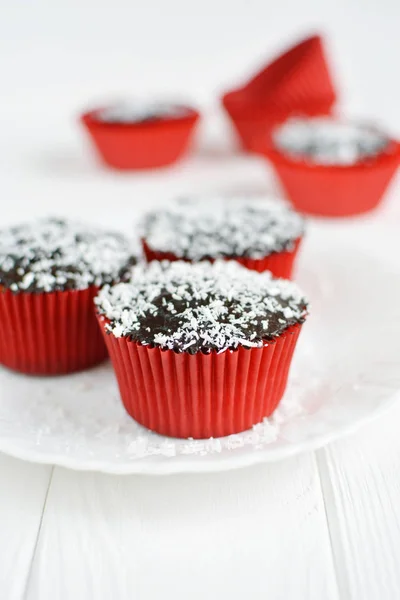 Cupcakes caseiros com esmalte de chocolate e coco — Fotografia de Stock