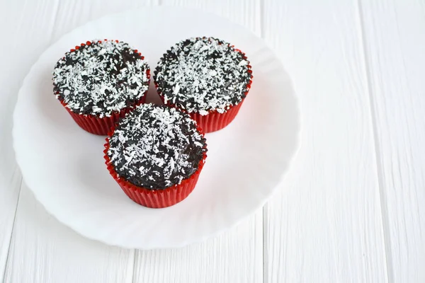Cupcakes caseiros com esmalte de chocolate e coco — Fotografia de Stock