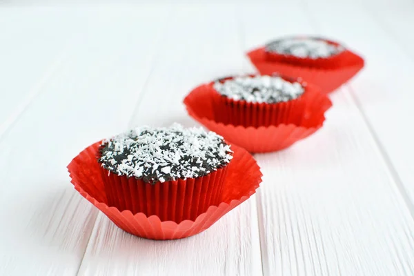 Cupcakes caseiros com esmalte de chocolate e coco — Fotografia de Stock