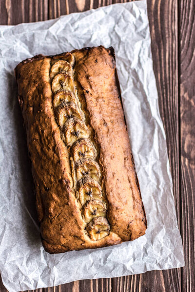 Домашний банановый торт на деревянном фоне
