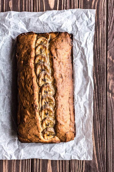 Домашний банановый торт на деревянном фоне
