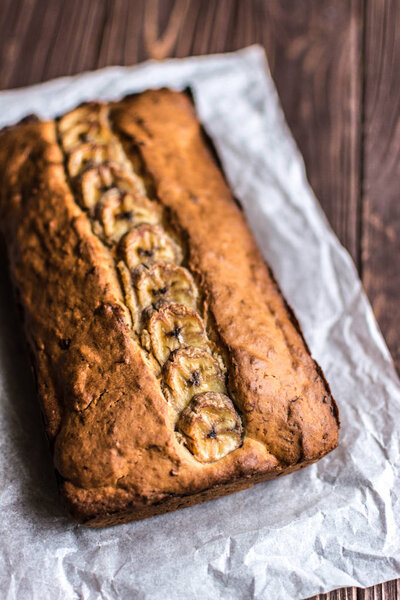 Домашний банановый торт на деревянном фоне
