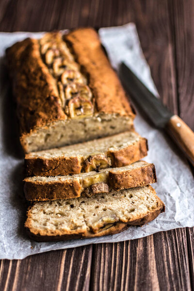 Домашний банановый торт на деревянном фоне
