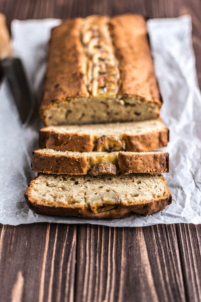 Домашний банановый торт на деревянном фоне
