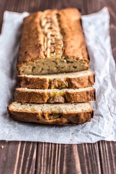 Домашний банановый торт на деревянном фоне
