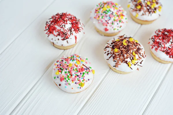 Cupcakes con crema blanca y espolvoreos sobre fondo blanco — Foto de Stock