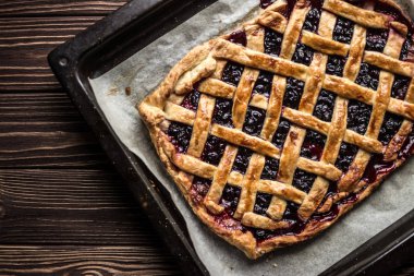 Ev yapımı berry pie ahşap arka plan üzerinde