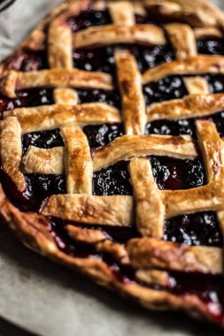 Ev yapımı berry pie ahşap arka plan üzerinde