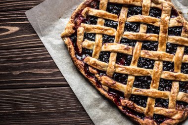 Ev yapımı berry pie ahşap arka plan üzerinde