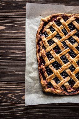 Ev yapımı berry pie ahşap arka plan üzerinde