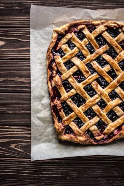 Ev yapımı berry pie ahşap arka plan üzerinde