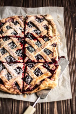 Ev yapımı berry pie ahşap arka plan üzerinde