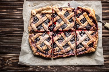 Ev yapımı berry pie ahşap arka plan üzerinde