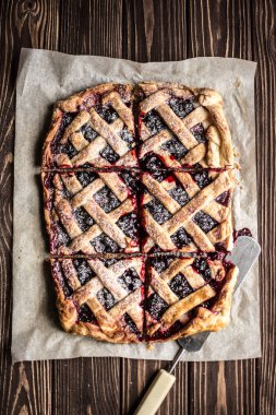 Ev yapımı berry pie ahşap arka plan üzerinde