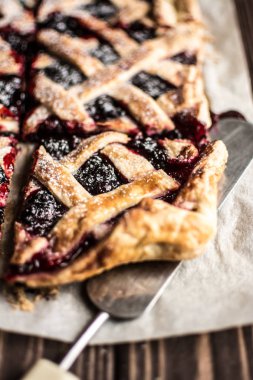 Ev yapımı berry pie ahşap arka plan üzerinde