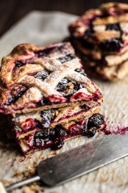 Ev yapımı berry pie ahşap arka plan üzerinde