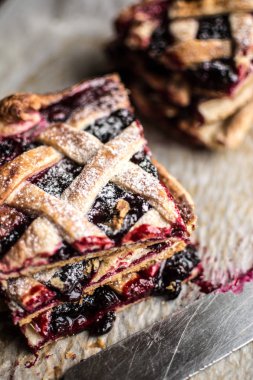 Ev yapımı berry pie ahşap arka plan üzerinde