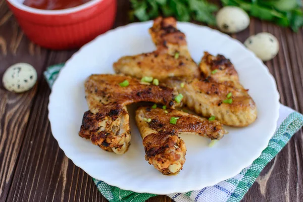 Sayap ayam dengan bawang di latar belakang kayu — Stok Foto