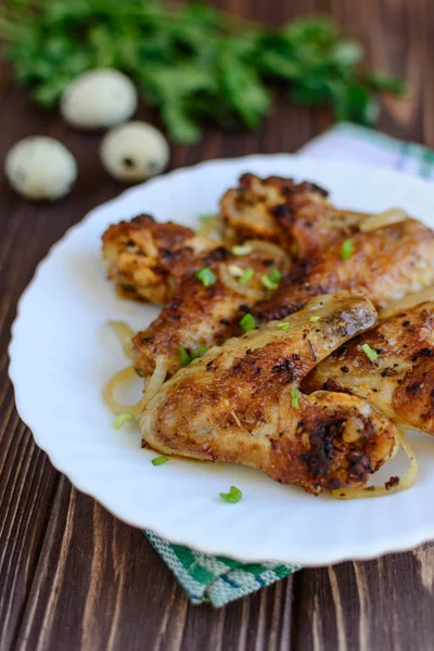 Asas de frango com cebola no fundo de madeira — Fotografia de Stock